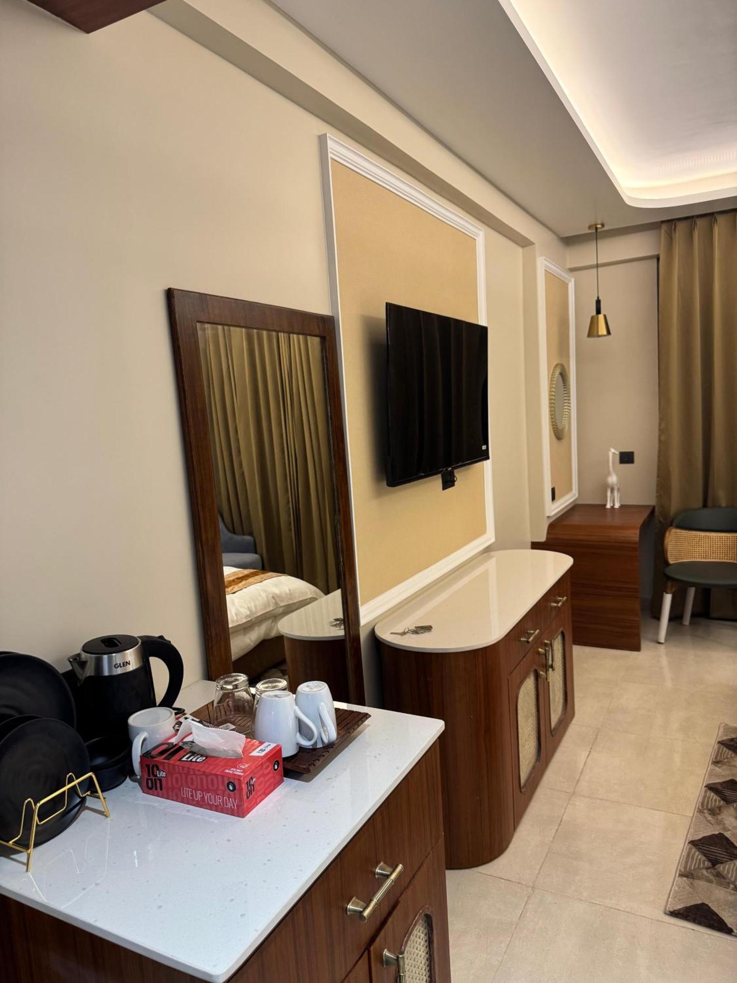 Bed and Breakfast Omaxe Hazratganj , Khusi Mahal Lucknow Exterior foto